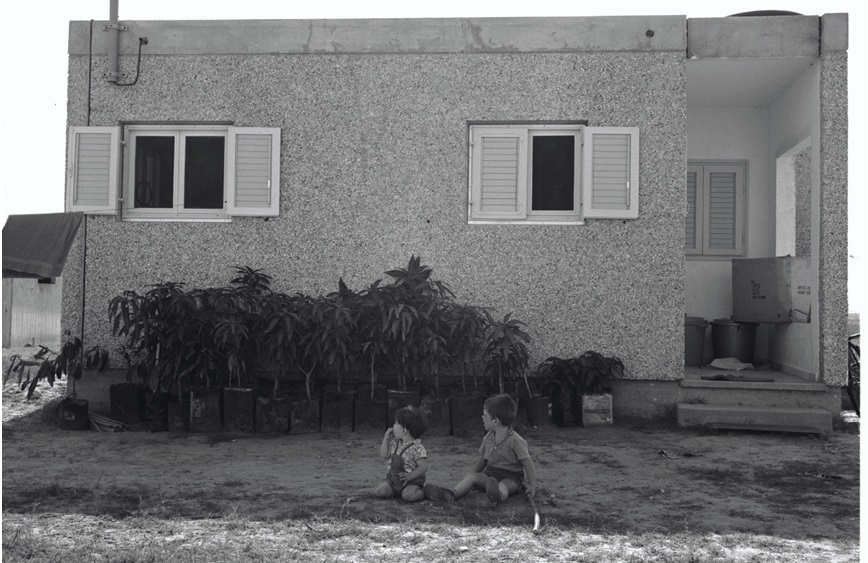ילדים בחצר ביתם בבארי, 1969. צילום: אלכס סטרמיסטר, ארכיון הצילומים של קק"ל