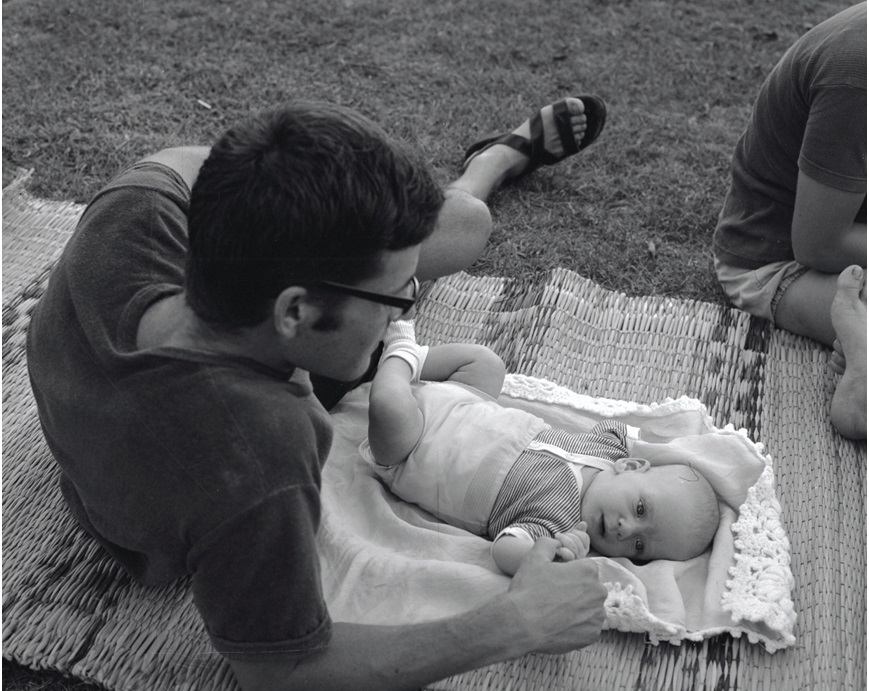 אב ובנו על הדשא בבארי, 1969. צילום: אלכס סטרזמיסטר, ארכיון הצילומים של קק"ל