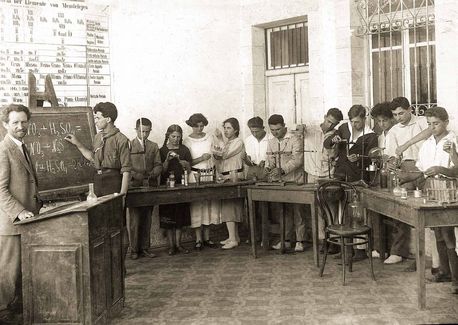 Chemistry lesson in HaGymnasia HaIvrit in Jerusalem, 1923. The school was on KKL-JNF purchased land in Bukhara Quarter and later in Rehavia. KKL-JNF Photo Archive