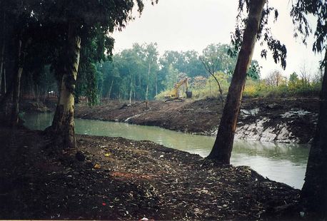 Widening the Yarkon riverbed, 1992. KKL-JNF Photo Archive