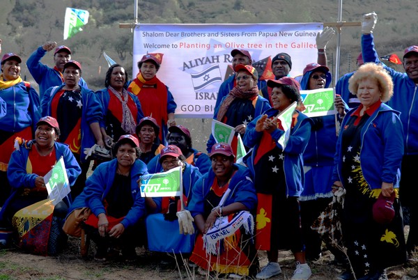 Pilgrims from the Aliyah Raising association in Papua New Guinea at the Limonim Planting Site near Safed. Photo: Dennis Zinn