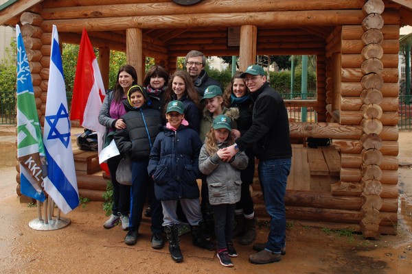 Robert and Shirley Freedman with their children and grandchildren, in front of the Green Leadership Open Classroom that Friends of JNF Canada Winnipeg donated in honor of Robert Freedman. Photo: Dennis Zinn