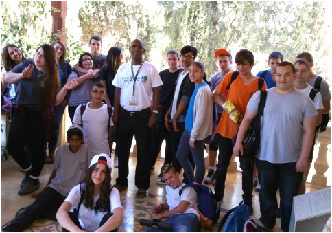 Ilan Lejayeshel at Herzl House with visiting teens. Photo: KKL-JNF Photo Archive