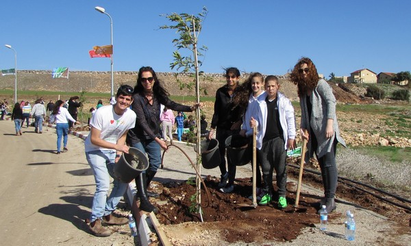 Schoolchildren from Givat Avni plant trees on the road to Jordan River Children's Village. Photo: Tania Susskind