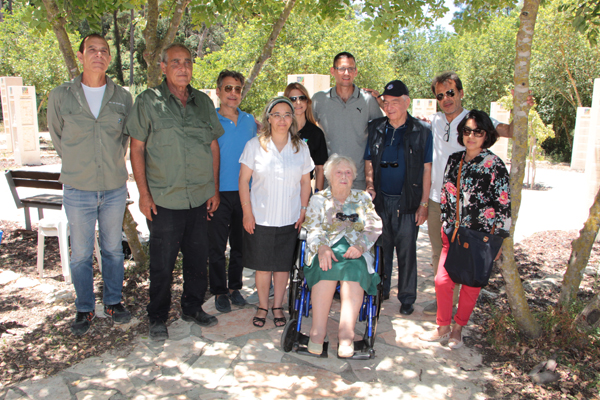 Group photo at Ofer forest. Photo: Yoav Devir