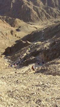 Walking through the Arava. Photo: KKL-JNF