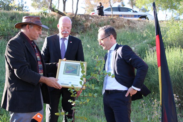 Andy Michelson grants Dr. Clemens von Goetze and Heiko Maas with a KKL-JNF Certficate of Appreciation. Photo: KKL-JNF