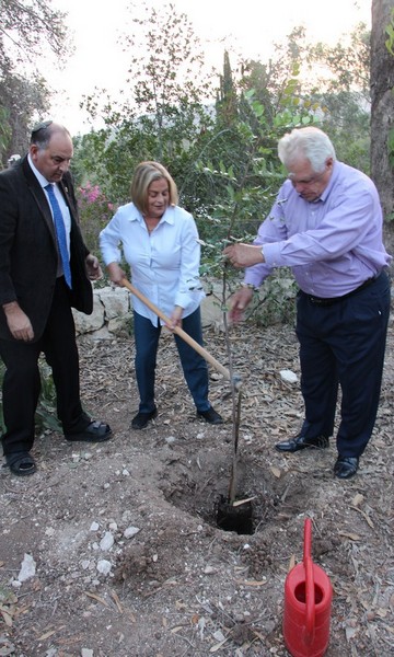 Ileana Ros-Lehtinen plants a tree in Eshtaol Forest, together with her husband Dexter. Photo: KKL-JNF