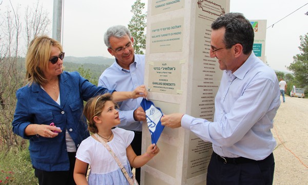 Sergio Castelbolognesi, Gianluigi Benedetti and his family unveil the donor recognition plaque. Photo: Yoav Devir