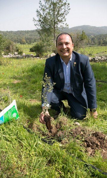 Guatemalan Ambassador Mario Búcaro plants a tree in Tzora Forest. Photo: Haim Varsano, KKL-JNF Photo Archive