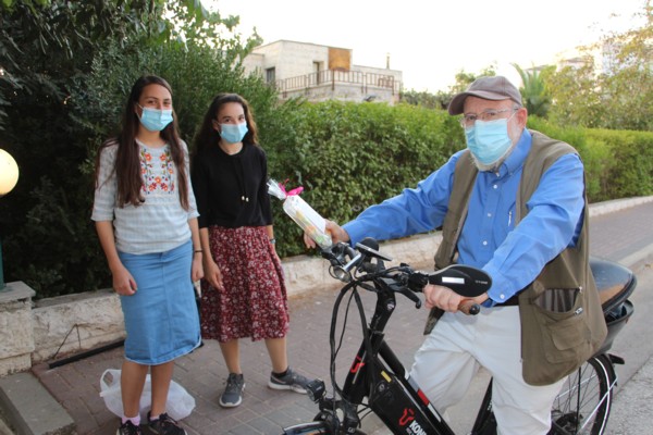 Handing out gifts to Beit El local citizens. (Photo: Yossi Zamir, KKL-JNF Photo Archive)