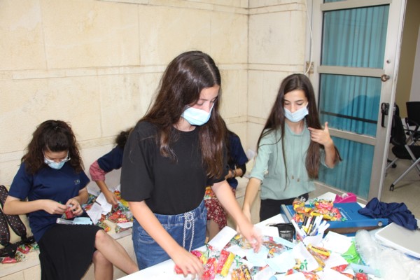Volunteers preparing the gift packages for distribution. (Photo: Yossi Zamir, KKL-JNF Photo Archive)