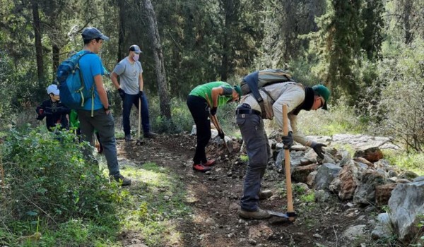 Ramat Beit Shemesh bicyclers doing volunteer work at the Zecharia single track. (Photo: KKL-JNF employees and foresters)