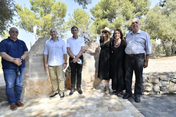 Members of the Peres family with KKL-JNF chairman at the Peres Pathways Park cornerstone laying ceremony . (Photo: Jorge Novominsky, KKL-JNF Photo Archive)