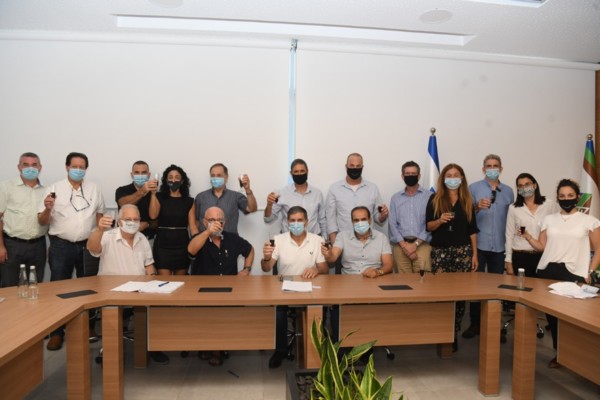 Attendees of the ceremony toast the signing of the agreement. (Photo: Yossi Zliger, KKL-JNF Photo Archive)
