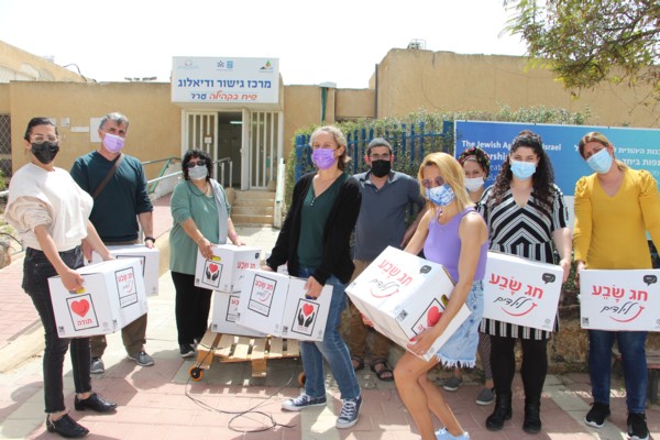Volunteers during the distribution of food baskets for Passover 2021. (Photo: Yoav Devir, KKL-JNF Photo Archive)