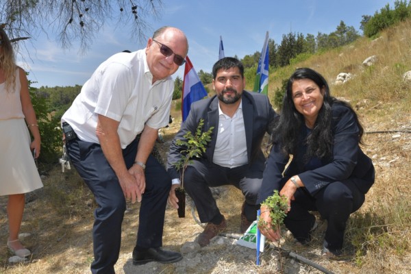 L-R: KKL-JNF's Vice-Chairman Hernan Felman, Attaché affaires head at the Embassy of Paraguay Fernando Allo Acevedo, (Photo: Bruno Sharvit, KKL-JNF Photo Archive)