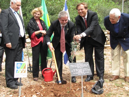 Brazilian president planting a tree at the Grove of Nations. Photo: KKL-JNF Photo Archive