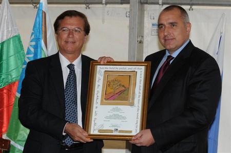 Prime Minister Borissov given a KKL-JNF tree-planting certificate. Photo: KKL-JNF Photo Archive