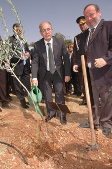 Turkish president planting a tree. Photo: KKL-JNF Photo Archive