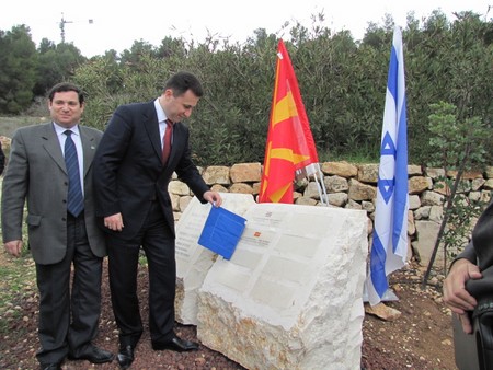 Unveiling the Macedonian plaque at the Grove of Nations. Photo: KKL-JNF Photo Archive