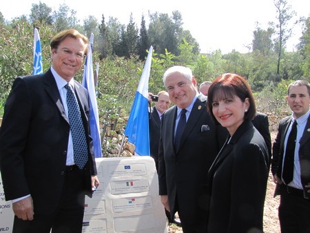 President Martinelli unveiling the plaque of Panama at the Grove. Photo: KKL-JNF Photo Archive