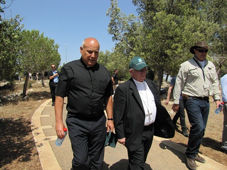 Cardinal Antonio Cañzares Llovera (middle), walks along part of the Gospel Trail.
Photo: KKL-JNF Photo Archive