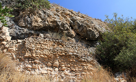 A water cistern near Samson’s Cave. External view of the cistern wall. Photo: Yaakov Skolnik.