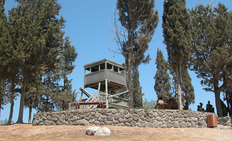 The lookout tower at the top of Tel Shimron. Photo: Yaakov Skolnik, KKL-JNF Photo Archive.