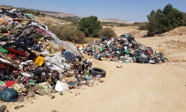 Piles of garbage in Yatir Forest. Photo: KKL-JNF foresters