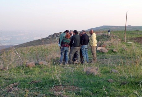 Surveyors in consultation during a tour of the hills above the Yavniel Valley. Photo: Uri Ramon