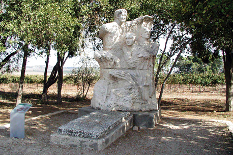 Sarah and Efrayim Tzisik Statue. Photo: KKL-JNF Archive.