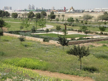 Beersheva River Park promenade, with Beersheva in the background. Photo: Gabi Bron